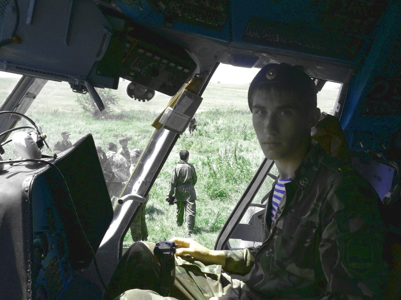 Imagen: piloto antes de un vuelo en solitario. Fotografía cortesía de la escuela.